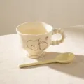 Tasse en céramique mate vintage avec motif de poire et cuillère, tasse de café mignonne 400ml. - Tasse à Pied Haut Perlée avec Cuillère / 400ml (Avec Cuillère) / Glaçure Blanc Cassé