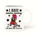 Vista detallada de una taza de café de cerámica divertida con diseño de pollo y texto. - Estilo 2