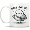 Detalle en primer plano de taza de cerámica blanca con divertido estampado de pájaro. - Estilo 5