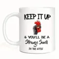 Vista detallada de taza de cerámica blanca con gráfico de gallo y texto divertido. - Estilo 9