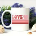 Taza de cafe de ceramica blanca con texto retro LOVE y corazon rosa para oficina. - 301-400ml / Estilo 2