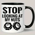 Lustige Keramik Kaffeetasse mit schwarzem Henkel und witzigem Spruch für das Büro. - Stil 1