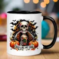 Gedetailleerde close-up van een keramische koffiemok met eng Halloween-skeletontwerp. - 301-400ml / Halloween Thema