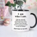 Detailansicht weißer Keramikbecher mit schwarzem Griff und Spruch. Schönes Geschenk für Kaffeefans. - Stil 6