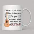 Nahaufnahme Detail der weißen Keramik-Kaffeetasse mit Gitarrengrafik und witzigem Spruch. - 301-400ml / Stil 10