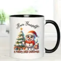 Detailaufnahme der niedlichen Weihnachtsschneemann-Keramiktasse auf einem sauberen Tisch. - Stil 3