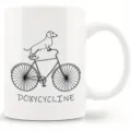 Detailaufnahme der weißen Keramiktasse mit sauberem Dackel-Fahrrad-Motiv und stabilem Henkel. - 301-400ml / Stil 7