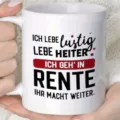 Detalle de taza de café de cerámica blanca con texto en alemán personalizado para regalo de jubilación. - Estilo 6