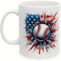 Vista detallada de una taza de cerámica blanca con diseño patriótico de béisbol. - 301-400ml / Estilo 2