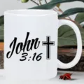 Vista detallada de una taza de café de cerámica blanca con texto religioso impreso. - Estilo Versículo Bíblico