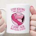 Nahaufnahme des lustigen Flamingo Keramiktasse Details mit humorvollem aufgedruckten Zitattext. - Stil 3