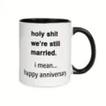 Primer plano de taza de cerámica, asa y borde negros con texto divertido de aniversario impreso. - Estilo 3