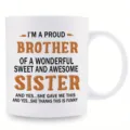 Nahaufnahme einer weißen Keramiktasse mit englischem Textdruck als Geschenk für Bruder. - Stil 6