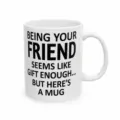 Detaillierte Nahaufnahme einer weißen Keramiktasse mit individuell gedrucktem Text. - Freund - 11oz