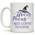 Keramik Kaffeetasse Detailansicht mit lila Hexenhut Motiv und tollem Spruch bedruckt. - Stil 11