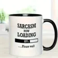 Vista detallada de taza de café de cerámica en blanco y negro con texto divertido. - 8
