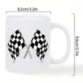 Taza de café de cerámica blanca equipada con un patrón de bandera de carreras a cuadros. - Estilo 8