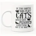 Detalle de taza de café de cerámica blanca con diseño de gato divertido y asa cómoda. - Estilo 9