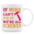 Primer plano de la taza de cerámica personalizada con texto gracioso y un martillo. - 12