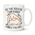 Detailansicht der weißen Keramiktasse mit niedlichem Widderkaninchen-Druck und Spruch. - Kaninchen Slogan