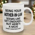 Gros plan detail d'une tasse en ceramique blanche avec un texte de fete imprime. - Style de Vœux de Vacances