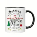 Detalle de taza de cerámica navideña, asa y borde negros, impresión de frase festiva. - 14