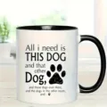 Primer plano de una taza de cerámica con cita divertida de perro y asa negra. - 15
