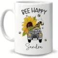 Taza de café de cerámica blanca con lindo diseño de gnomo de girasol y abejas, personalizada. - Estilo 15