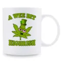 Taza de café de cerámica blanca con un divertido gráfico de hoja y texto impreso gracioso. - 301-400ml / Estilo Hoja de Cannabis