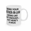 Weißer Keramikkaffeebecher mit lustigem Spruch und Weihnachtsmotiv als tolles Geschenk. - Schwiegermutter - 11oz