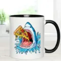 Vista detallada de la taza de cerámica tiburón pizza con un colorido diseño de dibujos animados. - 301-400ml / Estilo 4