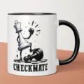 Detalle de taza de cerámica con ilustración en blanco y negro de rey de ajedrez. - Estilo 10