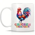 Vista detallada en primer plano de taza de cerámica con gallo colorido y tipografía. - Estilo 14