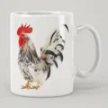 Primer plano detalle del motivo de superficie de taza de cerámica con gallo realista. - Estilo 23