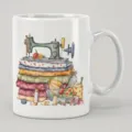 Taza de café de cerámica blanca con un encantador diseño de acuarela de máquina de coser vintage. - 301-400ml / Estilo 3
