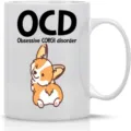 Primer plano detalle de taza de cerámica blanca con lindo corgi y texto divertido. - Estilo 3
