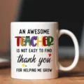 Detalle de taza de café de cerámica con diseño impreso de agradecimiento a profesor. - Estilo 3
