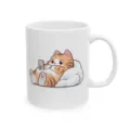 Weisser Keramik-Kaffebecher mit niedlicher Cartoon-Katzenillustration und Smartphone. - Stil 4