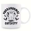 Nahaufnahme des gruseligen Geist-Katze-Druckdesigns auf der weißen Keramik-Kaffeetasse. - Geist Katze