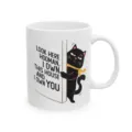 Nahaufnahme Detail der lustigen schwarzen Katzen Keramik Tasse mit Spruch für Büro und Alltag. - Schwarze Katze Slogan
