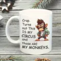 Detailaufnahme einer Keramiktasse mit lustigem Cartoon-Affen-Design und witzigem Spruch. - Punk Affe Stil