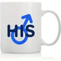 Weißer Keramik Kaffeetasse Detailansicht, blauer HIS Text und Männersymbol auf Oberfläche. - HIS