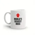 Nahaufnahme Detail der weißen Keramik Kaffeetasse mit witzigem Text und rotem Pfeilmotiv. - Sexier Chef