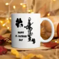 Weiße Keramik Kaffeetasse mit St. Patricks Day Motiv, perfekt für Büro und täglichen Gebrauch. - St. Patrick's Day