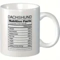 Nahaufnahme des gedruckten Dackel Nährwertangaben Designs auf der weißen Keramiktasse. - Dachshund Ernährung