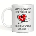 Nahaufnahme der weißen Keramik Kaffeetasse mit medizinischem Spruch und Herz Stethoskop Motiv. - Stil 5