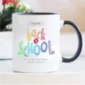 Vista detallada de una taza de cerámica blanca con asa negra y diseño de texto creativo. - Estilo 9