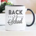 Taza de café de cerámica blanca con asa negra, estampado escolar, detalle de oficina moderna. - Estilo 2