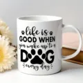 Detail van witte keramische koffiekop met leuke hondenquote tekst en pootafdruk design. - 301-400ml / Honden Motivatie Stijl
