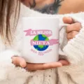 Gros plan détaillé d'une tasse à café en céramique blanche tenue dans les mains avec motif terre. - 301-400ml / Style Terre Espagnole